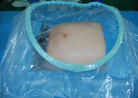 Il paziente eliminabile coprono e la sezione cesarea degli abiti C per la nascita del bambino facendo uso di