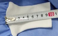 Gli abiti eliminabili tricottati della chirurgia del polsino, esame paziente abbiglia le maniche lunghe